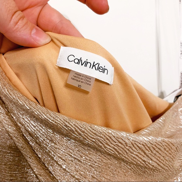 Gold asymmetrical strap gown - Picture 4 of 9